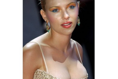 Scarlett Johansson, poprsie, busta