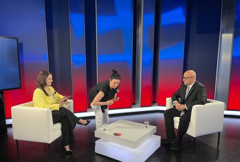 Politika 24 s ministrom dopravy Rážom