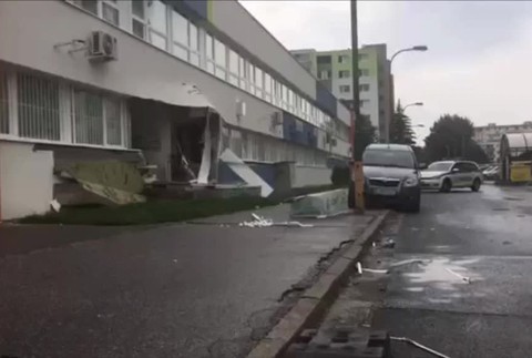 Výbuch v zdravotnom stredisku. Hasiči od rána zasahovali vo VrakunI
