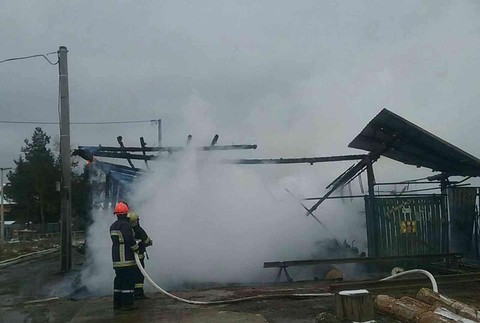 Plamene zachvátili pílu. Na mieste zasahujú hasiči