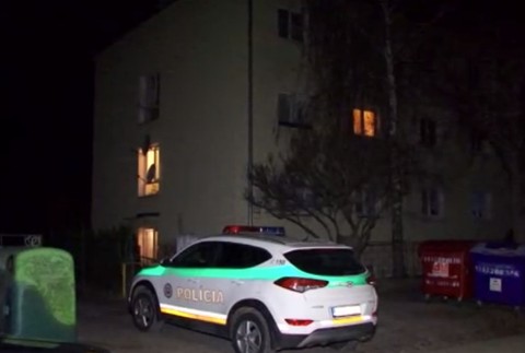 Záhadná smrť vo Zvolene. Telo ženy našli na chodbe bytovky 