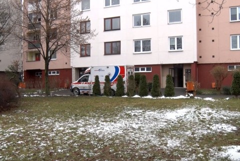 Brutálny útok na vlastnú matku. Žena skončila s nožom v hlave