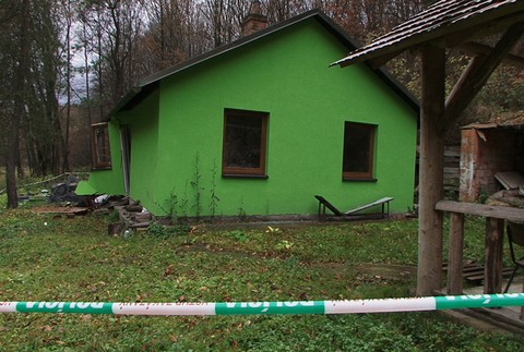 Zničená chata kandidáta na starostu6, obec Brehy