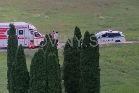 polícia a záchranka v blízkosti nemocnice na Antolskej
