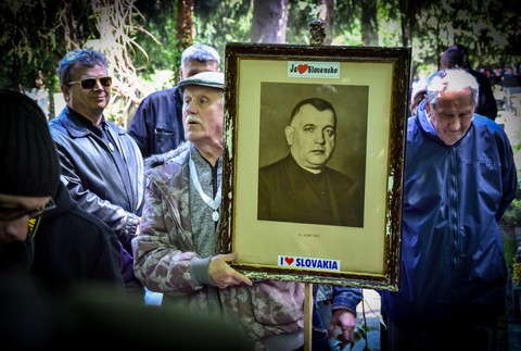 Na Tisovom hrobe si pripomenuli 70. výročie jeho popravy, prišli aj Kotlebovci.jpg