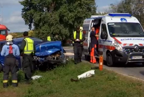 Kolízia na križovatke. Nehoda zmenila auto na vrak
