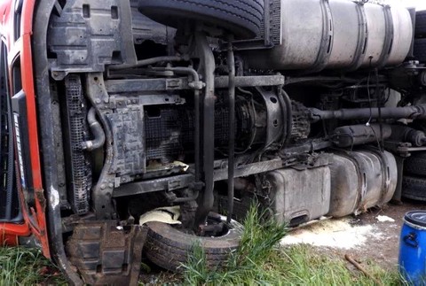 Poľský šofér skončil s kamiónom v poli. Nafúkal takmer dve promile