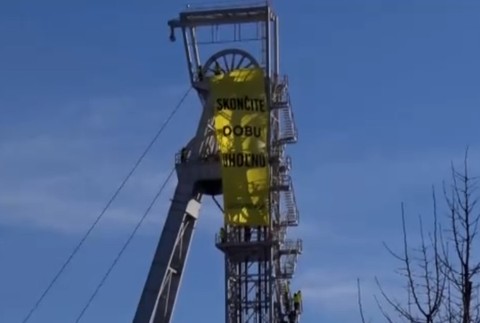 Záchranné zložky zasahujú pred Baňou Nováky. Aktivisti vyliezli na ťažobnú vežu