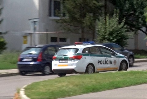 Ukradol kľúče od auta, bol opitý a takmer zrazil policajta. Neporiadny vodič mal len 16 rokov