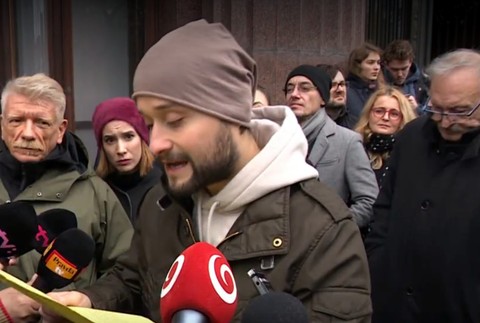 Stretnite sa s nami a vysvetlite nám to, žiadajú herci vysvetlenie odvolania Vajdičku od ministerstva kultúry