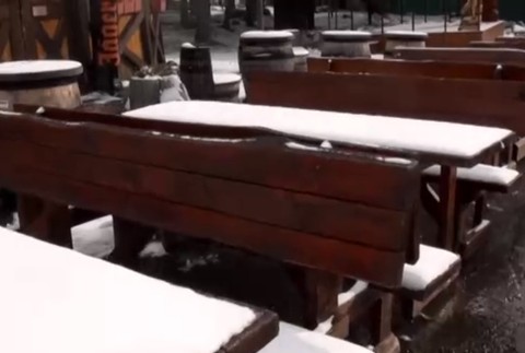 Napadol prvý sneh. Sypači si nepamätajú takú skorú nádielku