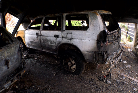 Dlhoročnému poslancovi a jeho dcére podpálili autá