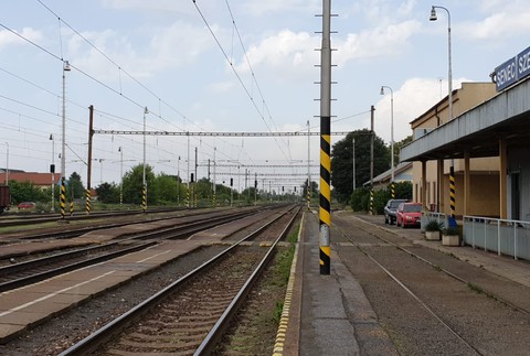 Tragédia v Senci. Mladíka na železničnej stanici zasiahol prúd z trakčného vedenia