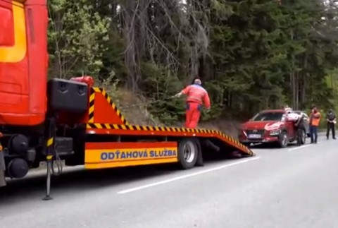 Opitý farár šoféroval.