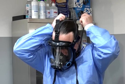 Používanie masky pri balzamovaní