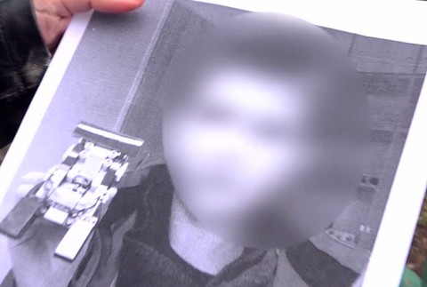 Miško žije v nemeckom detskom domove, matku mu zavraždil otec. Starí rodičia majú s jeho osvojením problémy, zakázali im aj návštevy