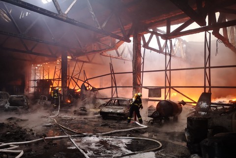 Po viac ako 24 hodinách dostali hasiči požiar v Šuranoch pod kontrolu. Pozrite sa, akú spúšť narobil