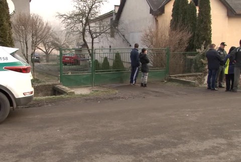 Hádka dvoch mužov skončila krvavo. Kto zbraň držal, zostáva záhadou