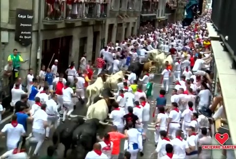 Video: Tradičný beh pred býkmi sa skončil piatimi zranenými