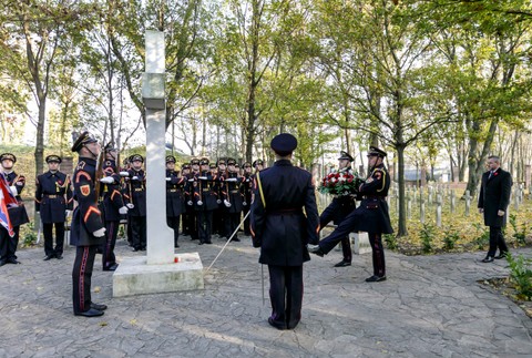 Peter Pellegrini si na vojenskom cintoríne v Petržalke