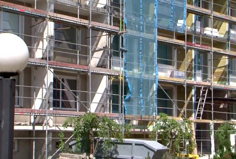 [multi] Robotníci si chceli uľahčiť prácu. Stavebnú suť vyhadzovali z 5. poschodia bez zabezpečenia chodníka 5162