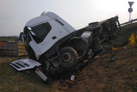 FOTO: Nehoda kamiónu plnej hydiny. Sliepky zablokovali cestu 