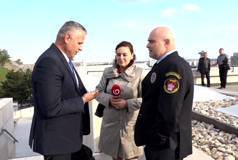 Mestskí policajti sa zhromaždili pred národnou radou. Žiadajú rovnaké podmienky ako kolegovia z ozbrojených zložiek