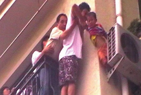 Chlapček vypadol z balkóna, Čína, klimatizácia