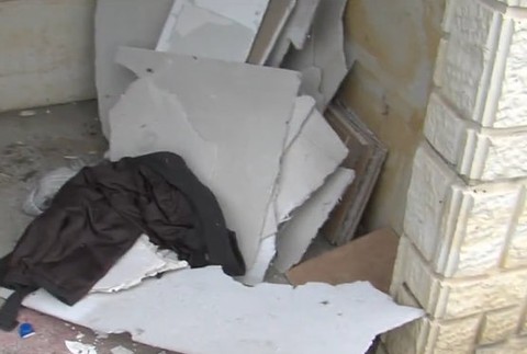 Azbestový odpad pri smetiakoch 