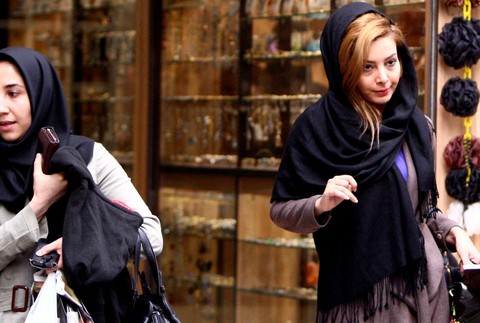 iránske ženy kráčajú