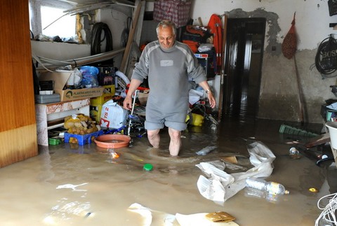 muz v pivnici, voda zaplaveny dom, nizny zipov, okres trebisov