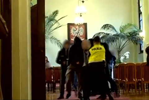 VIDEO: Mladomanžela odvliekli policajti spred oltára rovno do väzenia