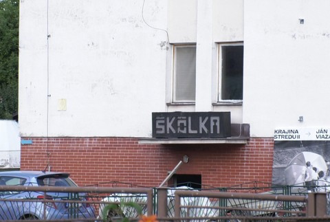 Polícia zasahovala v škôlke. Bombu tam nahlásil 73-ročný dôchodca