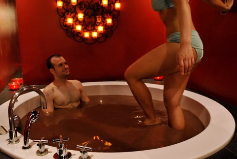 muz a zena2, dvaja v bazene, cokoladova kupel, salon zeneva