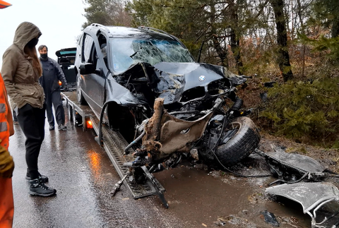 Auto s troma deťmi dostalo šmyk, rodinu po havárii odviezli z miesta záchranári 
