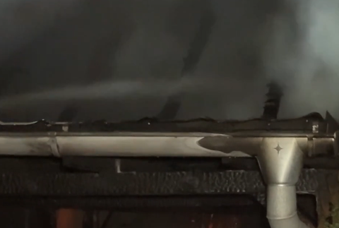 Plamene zachvátili domovú prístavbu. Príčinou požiaru mohlo byť auto