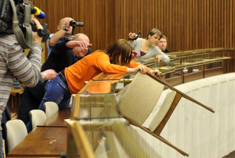 NR SR žena stolička hádže poslanci mimoriadna schôdza 3