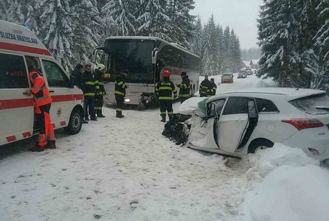  Hasiči zasahujú pri čelnej zrážke. Auto sa zrazilo s autobusom plným detí