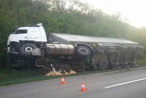 Vážna dopravná nehoda. Po silnom náraze sa auto prevrátilo na strechu