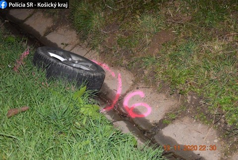 Opitý vodič zišiel mimo cestu. V jazde pokračoval aj v priekope, až kým ho nezastavil betónový mostík