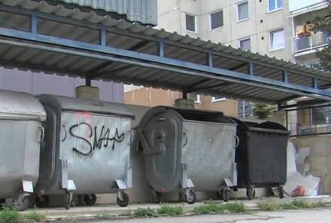 Azbestový odpad pri smetiakoch 