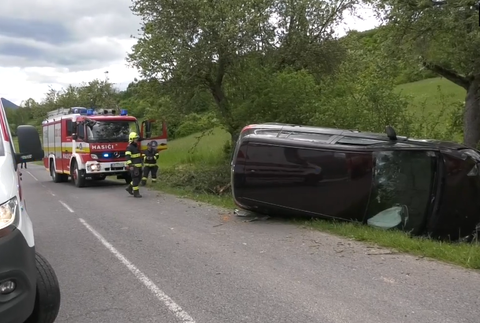 Auto skončilo na streche pri Beňadikovej