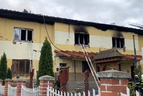 Budovu obecného úradu a kulturáku zachvátil požiar. Robotníci práve robili fasádu