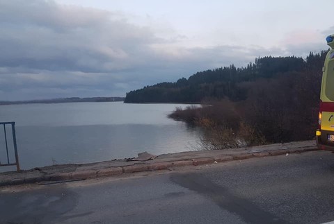 Tragická nehoda na Orave: Auto sa zrútilo z mosta rovno do priehrady