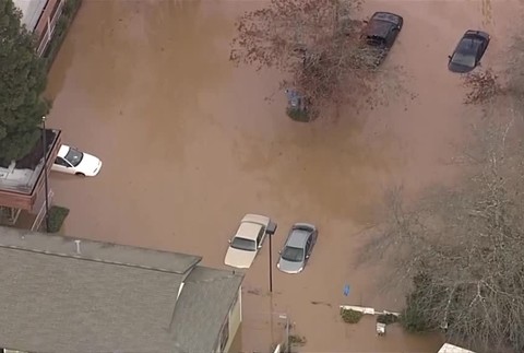 Kalifornia bojuje so záplavami. Pod vodou je 2000 budov a tisíce ľudí museli evakuovať