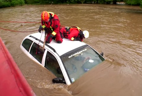 [multi] Chlap zo zatopeného auta 6331