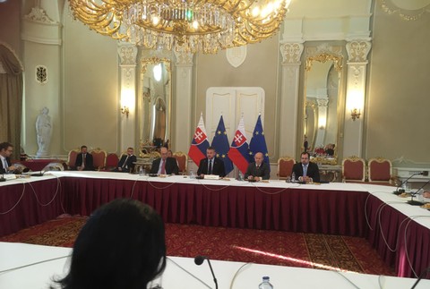 Premiér Pellegrini inicioval stretnutie za okrúhlym stolom