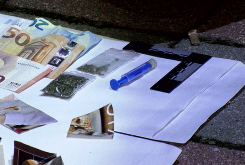 Protidrogový zásah pred očami desiatok ľudí. Medzi zadržanými skončil aj niekdajší černákovec Sklíčko