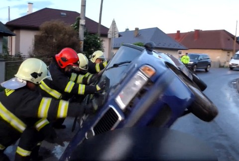 Vodič so spolujazdcom mali v sebe niekoľko promile. Po nehode nedokázali stáť na nohách