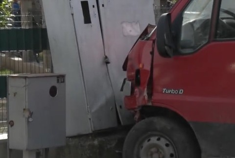 Zrážka dodávky, osobného auta a cyklistu.